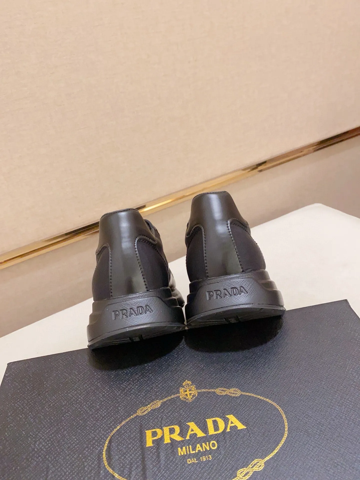 Men's shoes💰: 462💰[Prada～Prada] Trendy new models are on the market. Same style as the official website. Counter quality. Original matching. [Strong] [Strong] Selected first-layer cowhide fabric. Comfortable and breathable sheepskin lining, fine workmanship, upper layer made of 100% pure cowhide, original last shape, comfortable on the feet, shoe sizes 38 to 44